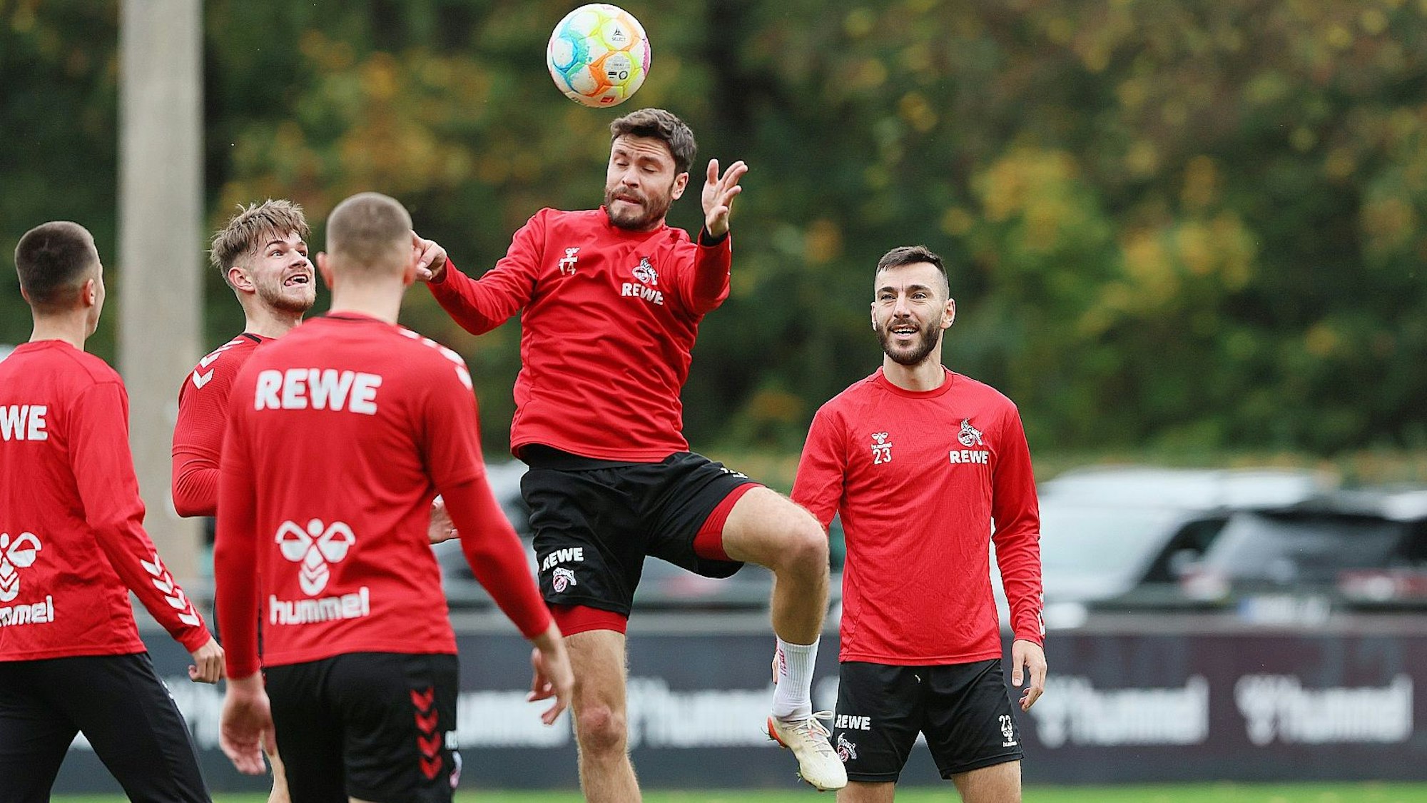 Jonas Hector steigt im Training des 1. FC Köln zum Kopfball hoch.