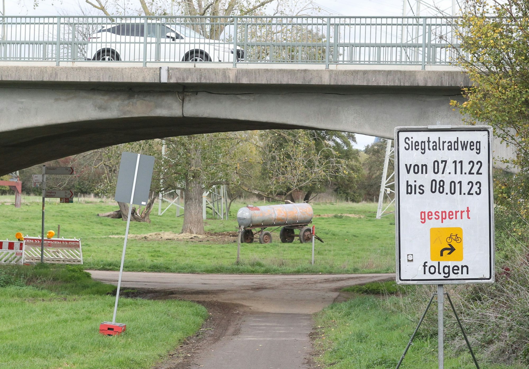 Siegtaltradweg mit Melanbogenbrücke (Siegstraße) in Siegburg
