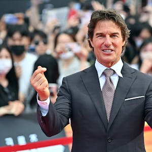 US-Schauspieler Tom Cruise schaut bei der Premiere seines Films „Top Gun: Maverick“ in die Kamera.&nbsp;
