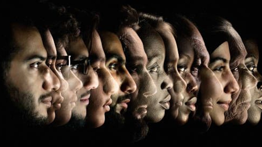 Ein Symbolfoto zeigt die Gesichter verschiedener Menschen