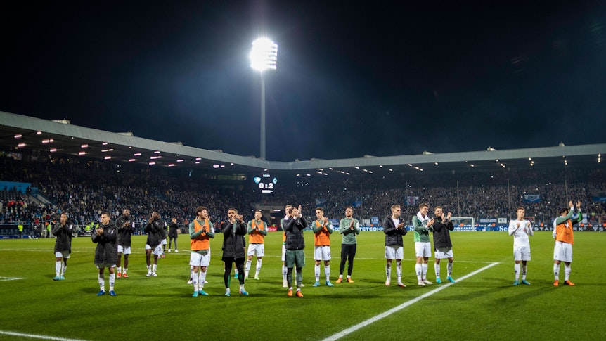 Am Dienstag (8. November 2022) tritt Borussia Mönchengladbach am 14. Bundesliga-Spieltag beim VfL Bochum an. Das letzte Aufeinandertreffen im Stadion an der Castroper Straße wurde wegen eines Becherwurfs abgebrochen. Das Foto zeigt das Fohlenteam am 19. März beim Applaudieren mit den Fans.