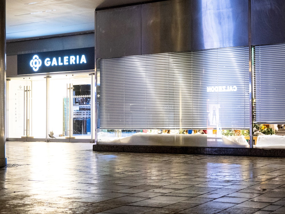 Durch Rolladen verdeckte Schaufenster einer Galeria Filiale sind am frühen Morgen vor Beginn der Öffnungszeiten in der Fußgängerzone in München zu sehen.