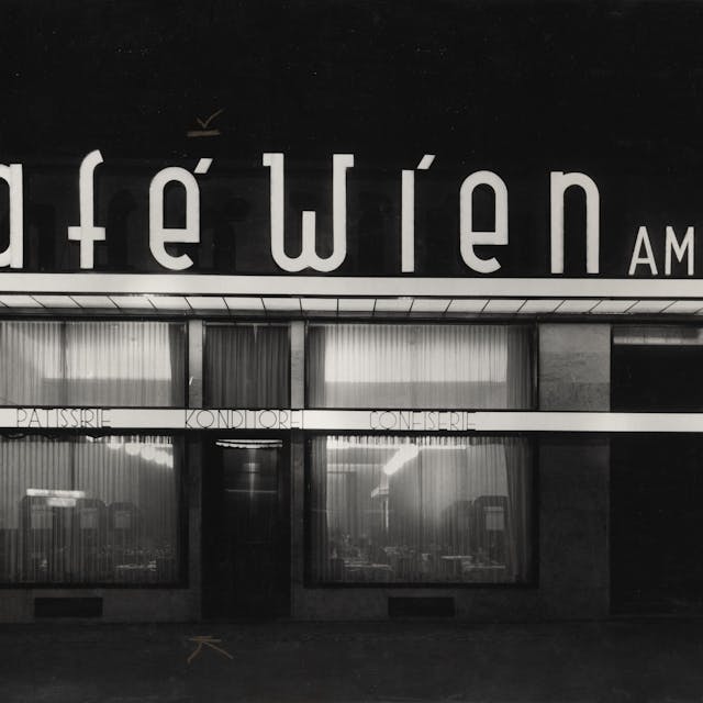 Ein von Mantz fotografiertes Café bei Nacht, Aufschrift: Café Wien am Ring, 1929.&nbsp;