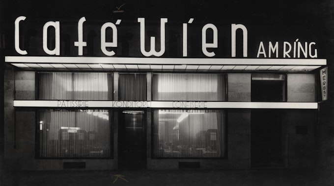 Ein von Mantz fotografiertes Café bei Nacht, Aufschrift: Café Wien am Ring, 1929.&nbsp;
