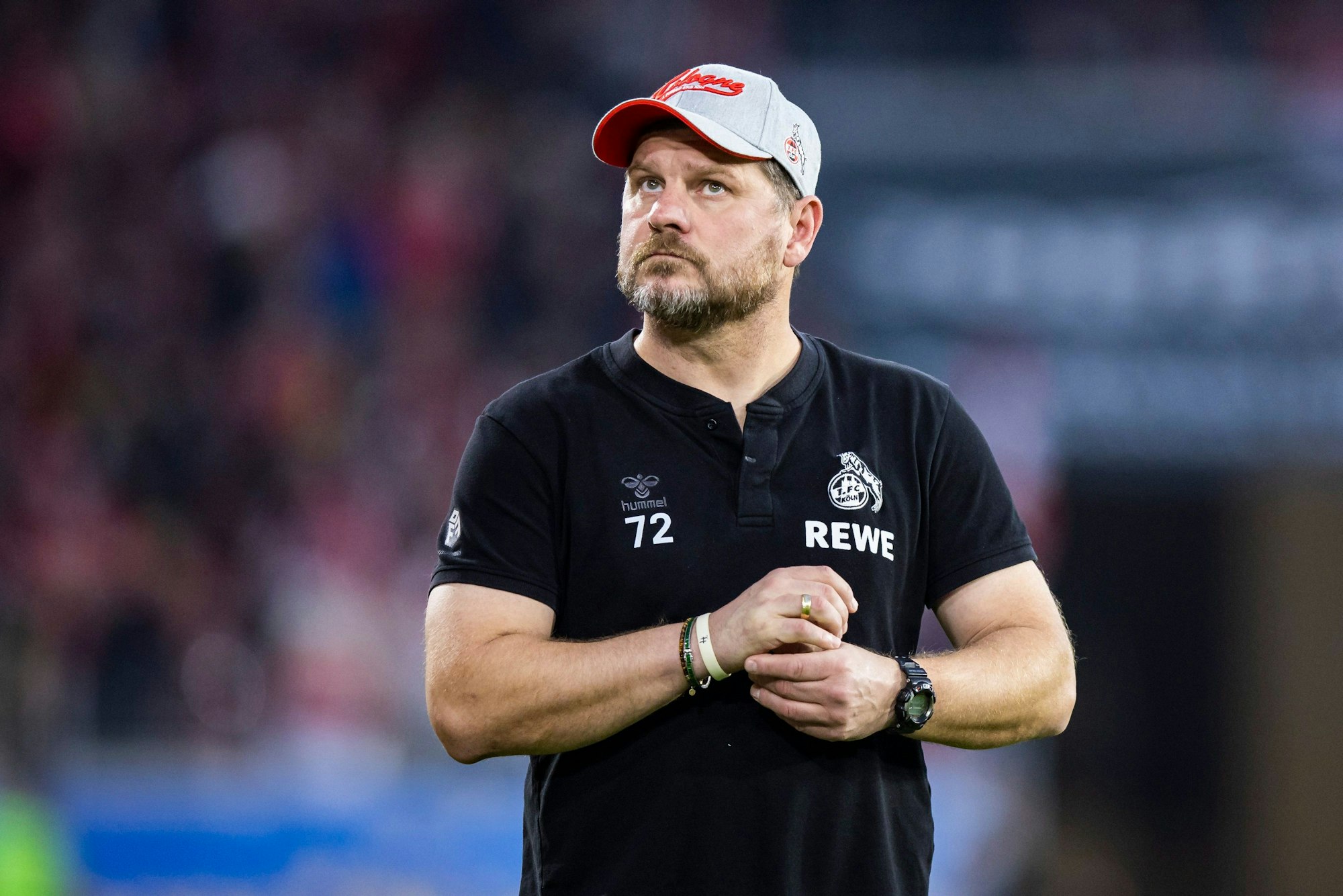 Kölns Trainer Steffen Baumgart steht vor dem Spiel im Freiburger Stadion.
