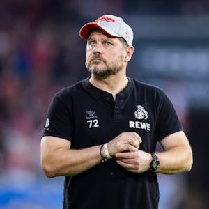 Kölns Trainer Steffen Baumgart steht vor dem Spiel im Freiburger Stadion.