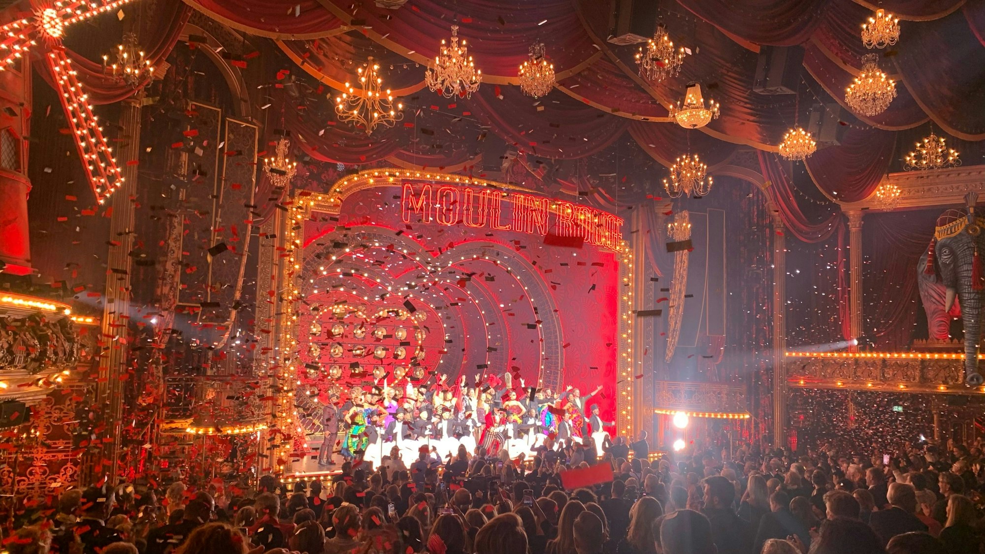 Als die Galapremiere des Musicals Moulin Rouge im Musical Dome vorbei war, wurde Konfetti durch den in rotes Licht getauchten Saal geschossen. Die Darsteller tanzten noch einmal auf der Bühne und das Publikum gab stehende Ovationen.