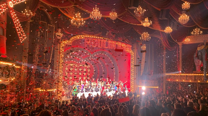 Als die Galapremiere des Musicals Moulin Rouge im Musical Dome vorbei war, wurde Konfetti durch den in rotes Licht getauchten Saal geschossen. Die Darsteller tanzten noch einmal auf der Bühne und das Publikum gab stehende Ovationen.&nbsp;