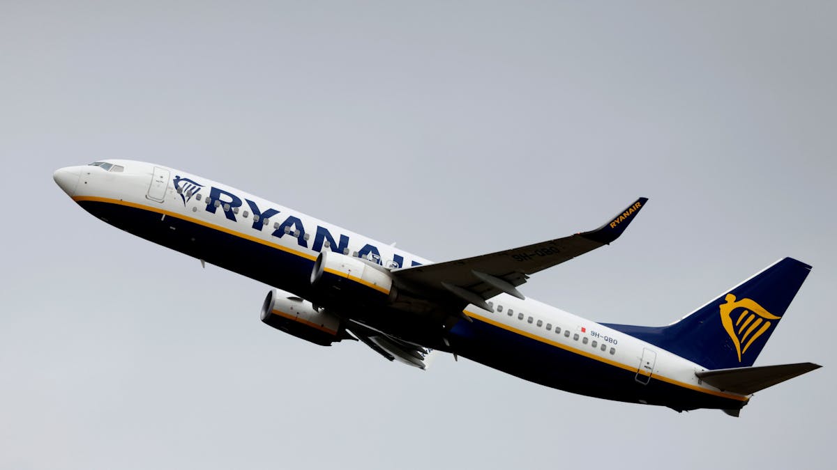 Eine Passagiermaschine der Fluggesellschaft Ryanair startet am Flughafen Köln/Bonn.