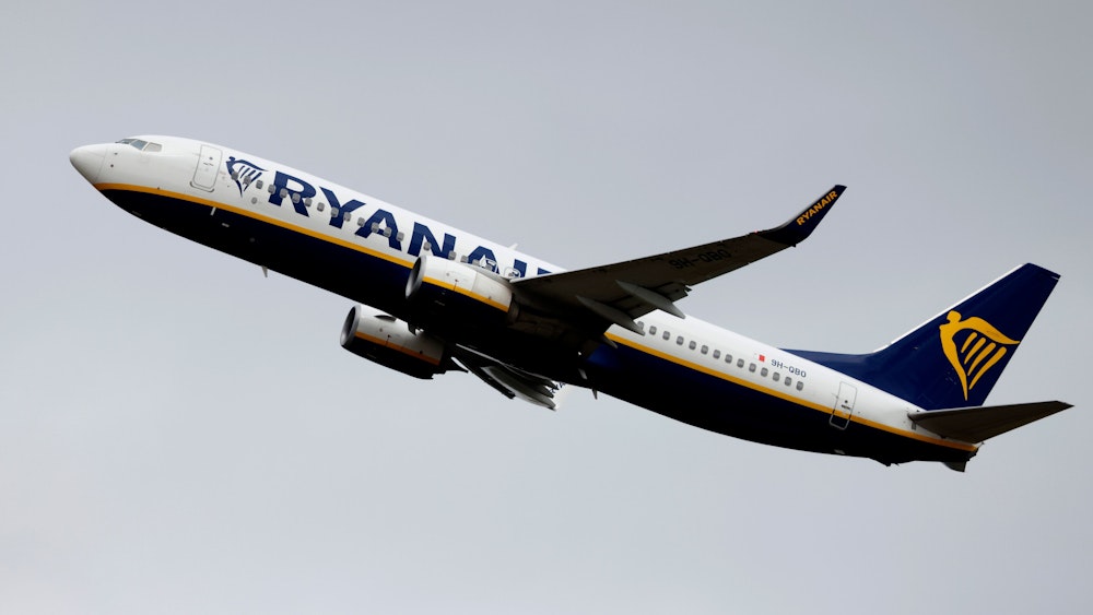 Das undatierte Symbolfoto zeigt ein nach links oben aufsteigendes Flugzeug von Ryanair vor grauem Himmel.