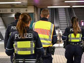 Die Polizei patrouilliert in einer U-Bahn-Station