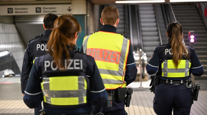 Die Polizei patrouilliert in einer U-Bahn-Station