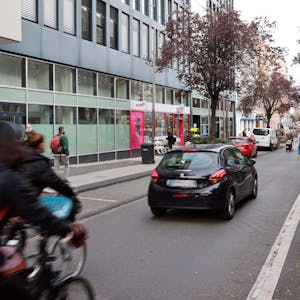 In der Fußgängerzone auf der Straße Deutzer Freiheit fahren gleichzeitig Fußgänger, Radfahrer, aber auch Autos.