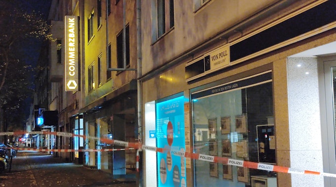 Versuchte Geldautomatensprengung bei der Commerzbank auf der Dürener Straße in Köln-Lindenthal