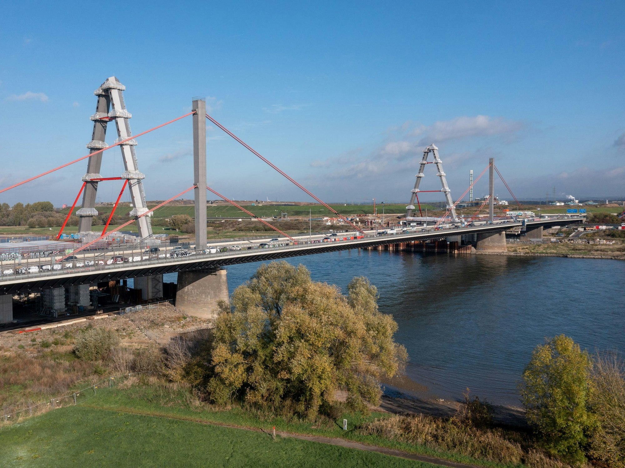 Blick auf den Rhein und die Leverkusener Brücke