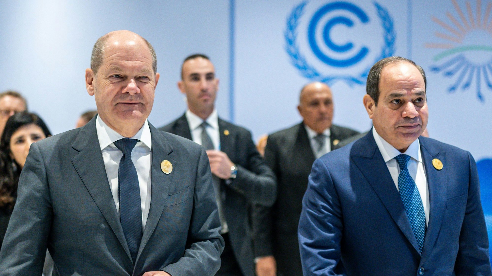 Ägypten, Scharm El Scheich: Bundeskanzler Olaf Scholz (SPD, l), geht neben Abdel Fattah Al-Sisi, Präsident von Ägypten, zum «Runden Tisch» unter dem Motto «Investing in the Future of Energy Green Hydrogen» (Investitionen in die Zukunft der Energie Grüner Wasserstoff) bei der UN-Weltklimakonferenz.