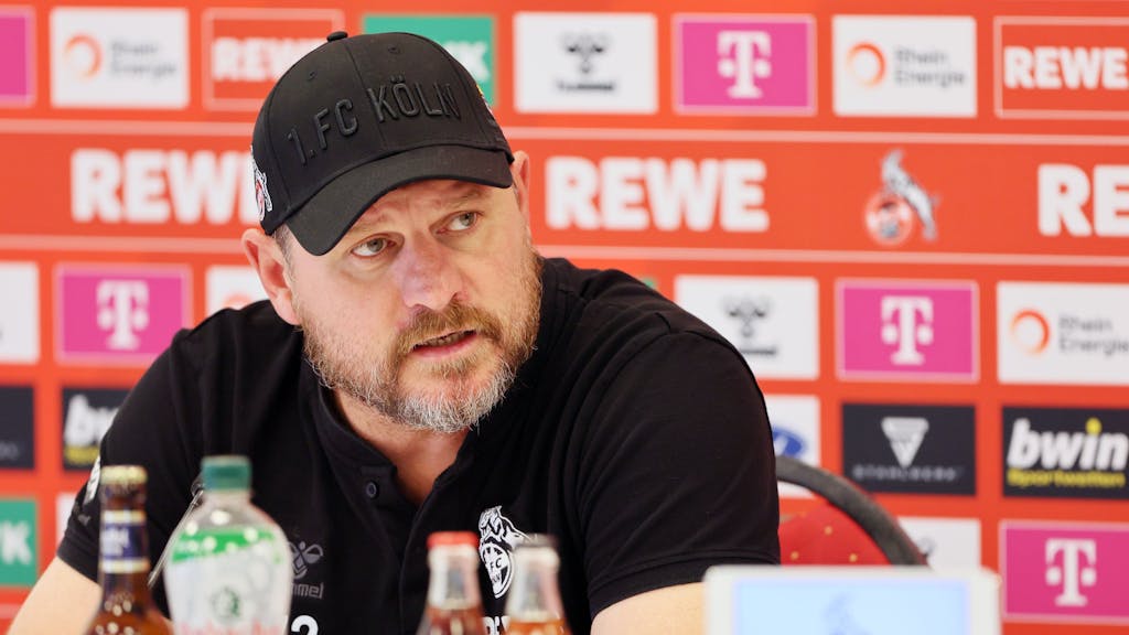 Trainer Steffen Baumgart (1. FC Köln) spricht zu den Journalisten.