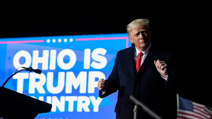Donald Trump tanzt nach seiner Rede bei einer Wahlkampfveranstaltung zur Unterstützung der Kampagne des republikanischen Ohio-Senatskandidaten Vance am Dayton International Airport in Vandalia.