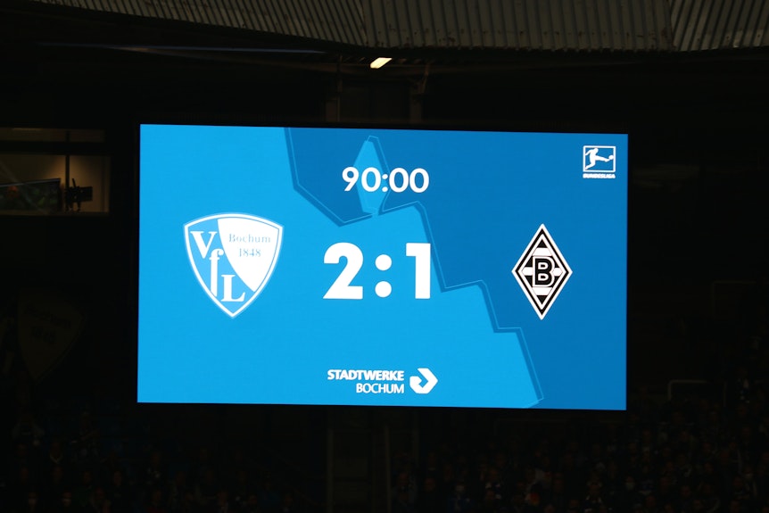 Die Videowand im Ruhrstadion zeigt das Endergebnis an: Borussia Mönchengladbach verliert am Dienstag (8. November 2022) das Bundesliga-Duell beim VfL Bochum mit 1:2. Zu sehen sind auch die Vereinslogos des VfL Bochum von Borussia Mönchengladbach.