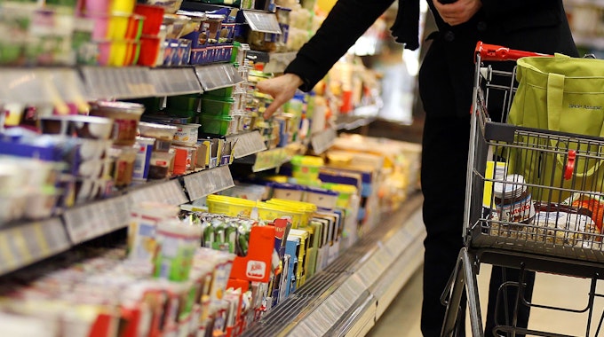 Eine Preiserhöhung ist einem Kunden bei Aldi zu viel. Unser Symbolfoto zeigt einen Kunden im Supermarkt.