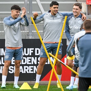 Ayman Azhil, Nadiem Amiri und Florian Wirtz trainieren bei Bayer Leverkusen.