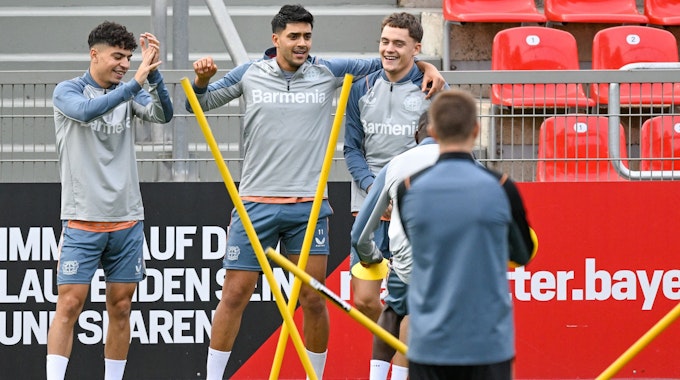 Ayman Azhil, Nadiem Amiri und Florian Wirtz trainieren bei Bayer Leverkusen.