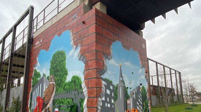 Bunt gemalte Landschaftsbilder an einem Pfeiler der Campusbrücke