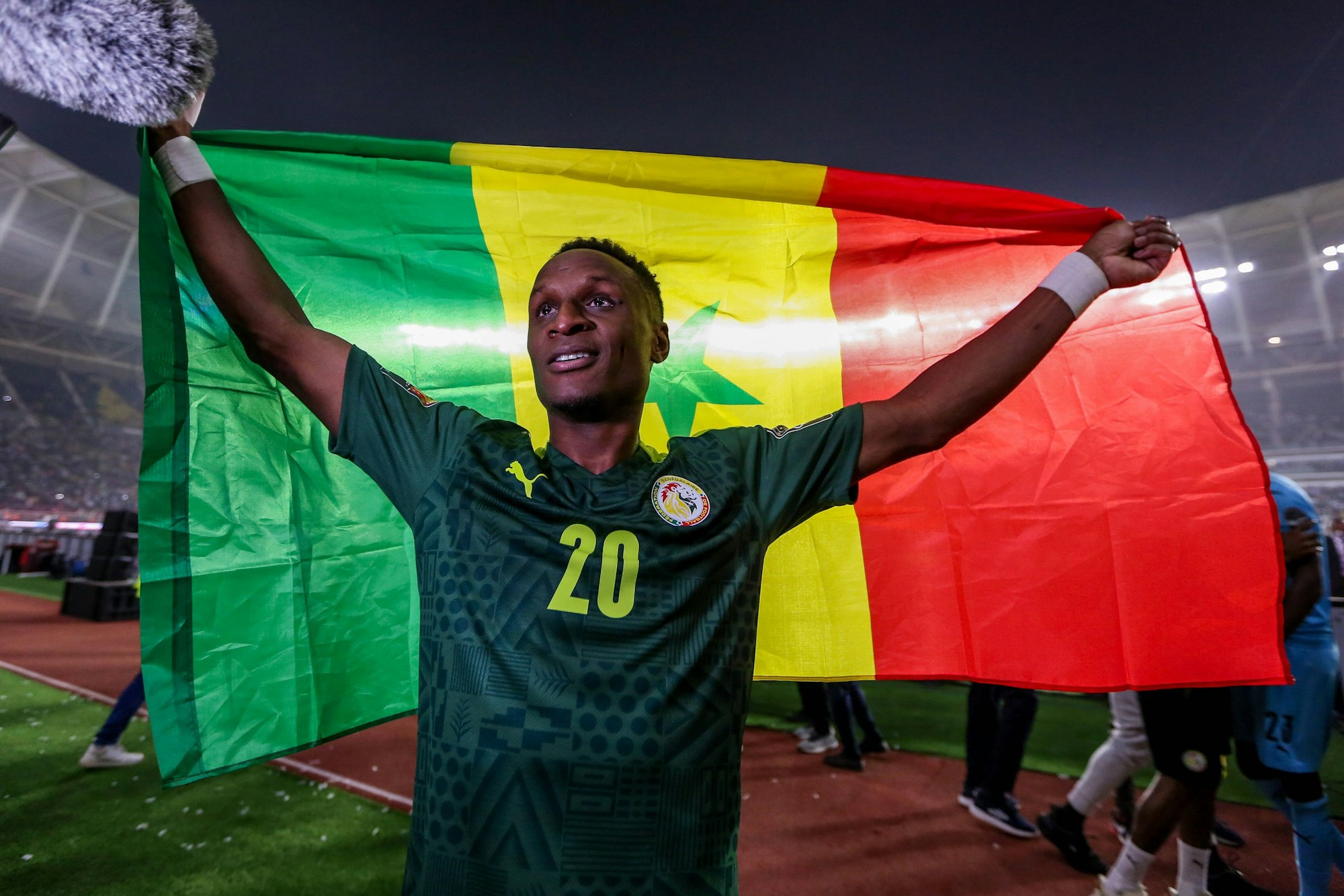 Bouna Sarr hält eine Senegal-Flagge.