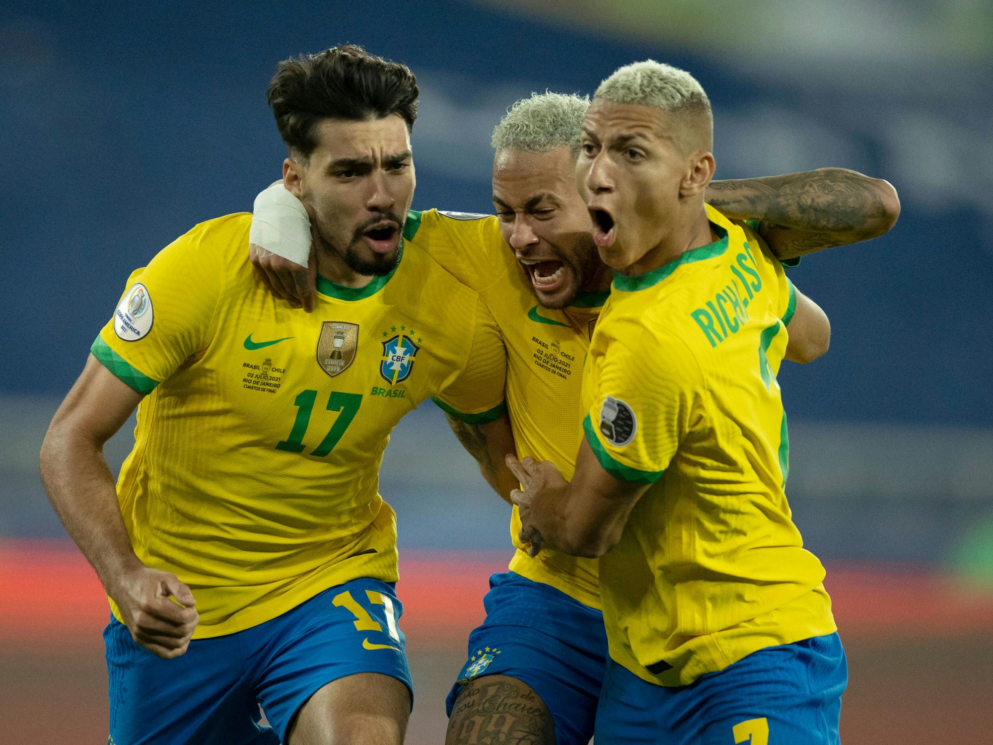 Brasiliens Lucas Paqueta (l.), Neymar (M.) und Richarlison jubeln.