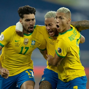 Brasiliens Lucas Paqueta (l.), Neymar (M.) und Richarlison jubeln.
