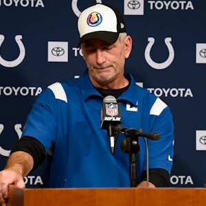 Frank Reich von den Indianapolis Colts schaut geknickt nach unten.