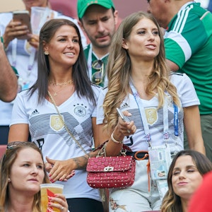 Joshua Kimmichs Ehefrau Lina (l.) gemeinsam mit Mats Hummels Ehefrau Cathy am 17. Juni 2018 beim WM-Spiel Deutschland gegen Mexiko.