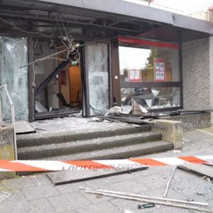 Gegen 3.15 Uhr nahmen Zeugen zwei laute Knallgeräusche wahr und beobachteten eine Rauchentwicklung im Eingangsbereich der Bank auf der Rheinstraße 