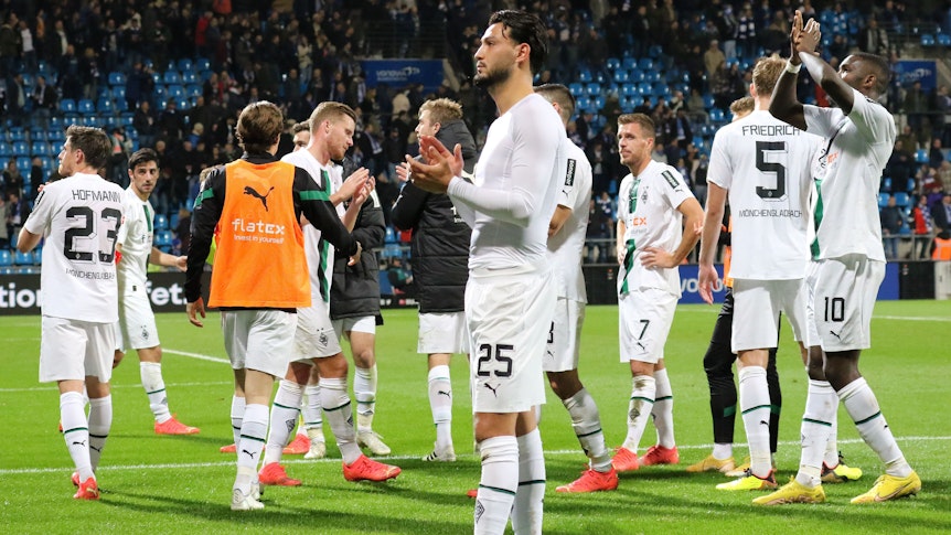 Borussia Mönchengladbach hat am Dienstag (8. November 2022) 1:2 beim VfL Bochum verloren. Das Foto zeigt die enttäuschten Spieler nach Abpfiff.