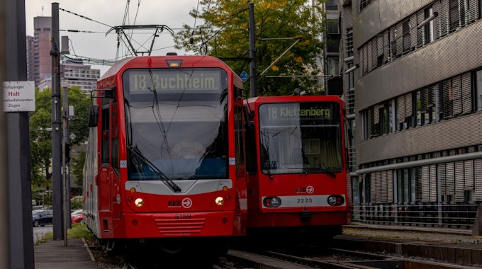 Bahnen der Kölner Verkehrs-Betriebe, hier der Linie 18, fahren auf Schienen.