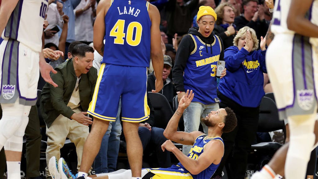 Stephen Curry von den Golden State Warriors feiert einen Dreier auf dem Hallenboden.