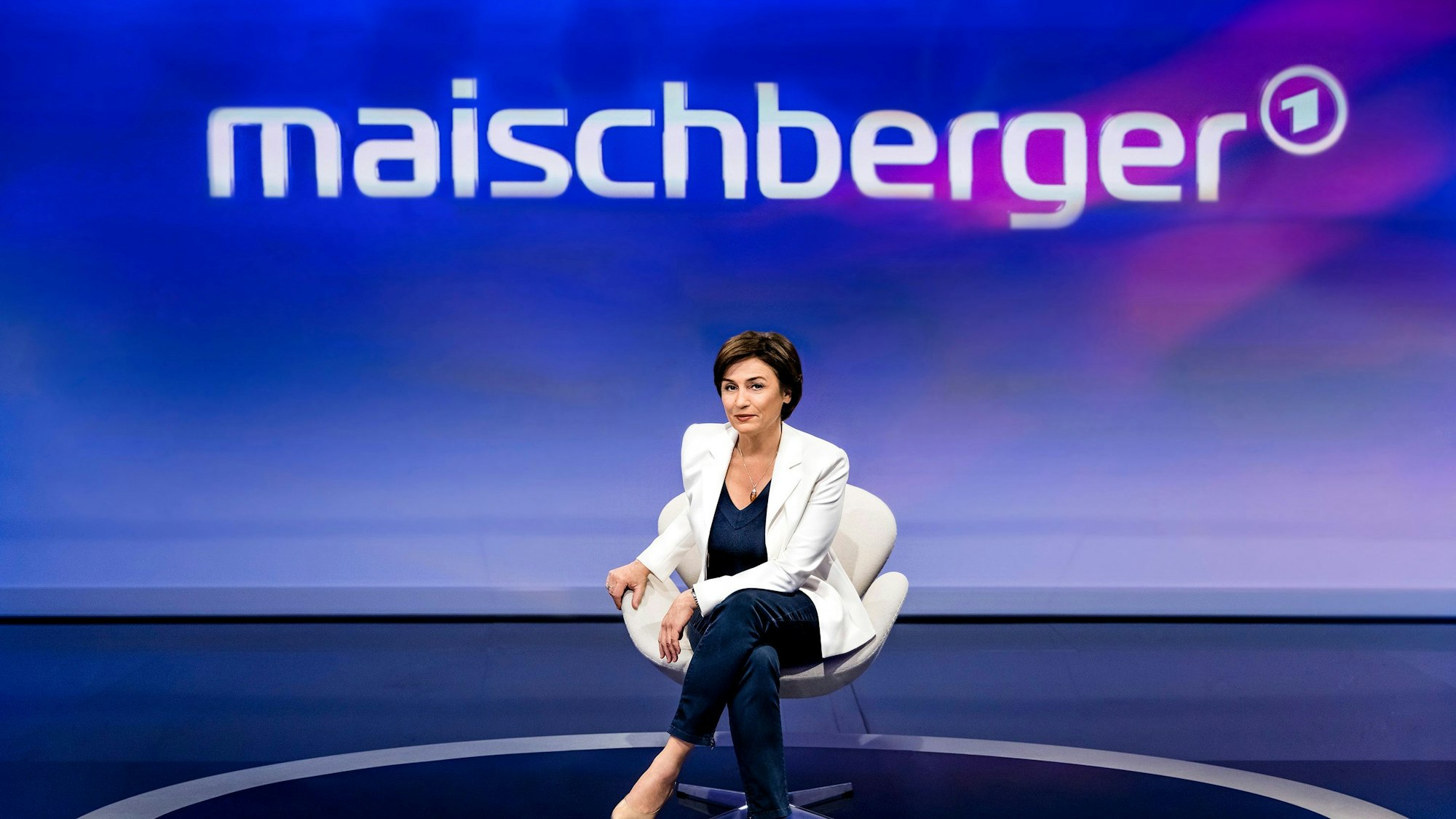 Moderatorin Sandra Maischberger sitzt im Studio ihrer Sendung.