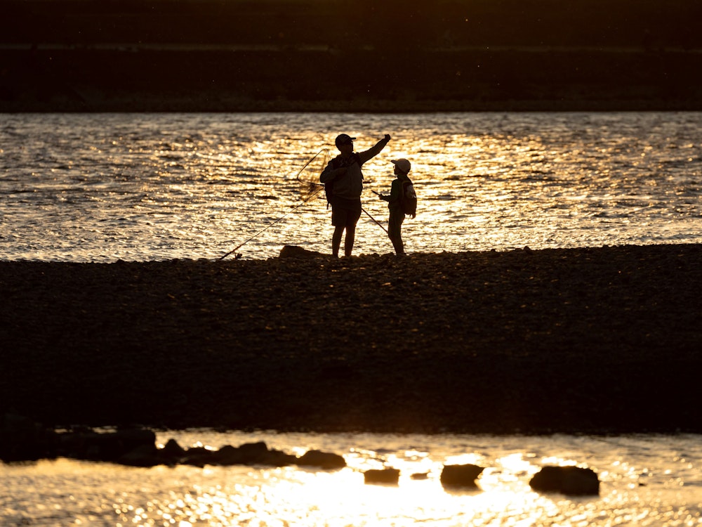 Zwei Angler angeln im Rhein