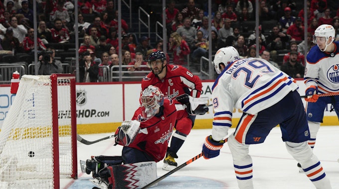 Leon Draisaitl erzielt einen Treffer in der NHL.