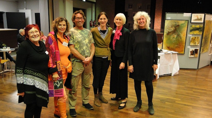 Anna Werheid, Gertrude Müller-Mörs, Andreas Mischke, Claudia Wolf-Dürr, Ewa Salwinski und Anne Ruffert bilden gemeinsam Chorweiler Art.