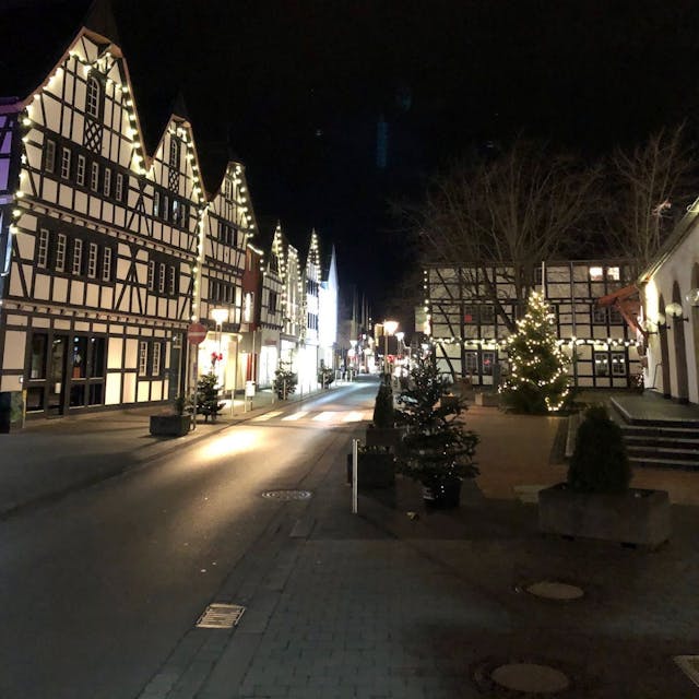 Die Rheinbacher Innenstadt ist mit Lichterketten und Weihnachtsbäumchen geschmückt.
