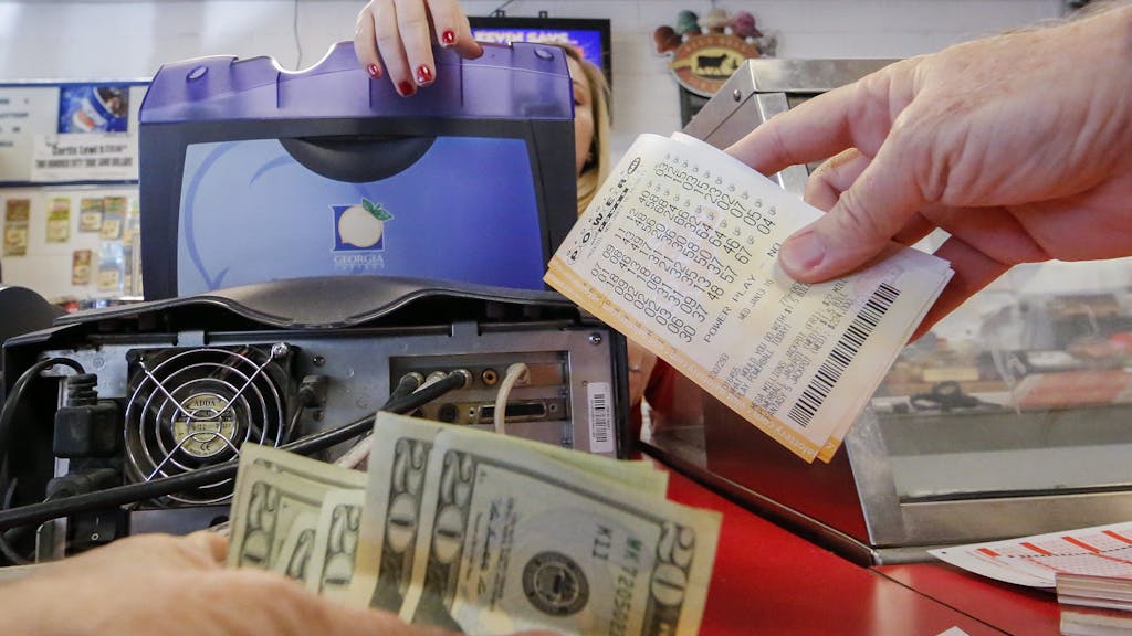 Ein Kunde kauft einen Lottoschein für die Lotterie Powerball in den USA. Undatierte Symbolaufnahme.