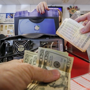 Ein Kunde kauft einen Lottoschein für die Lotterie Powerball in den USA. Undatierte Symbolaufnahme.