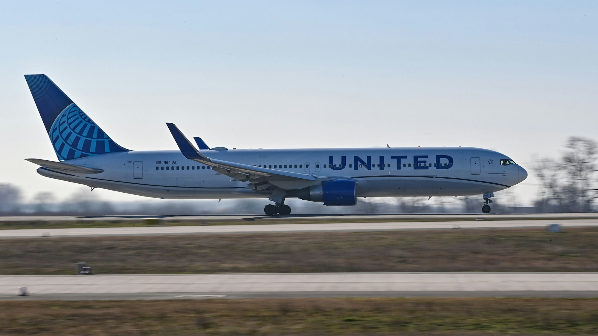Ein Passagierflugzeug der United Airlines startet.