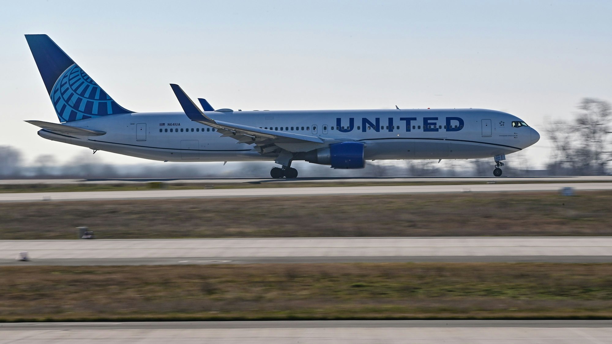 Das Symbolfoto zeigt ein Passagierflugzeug von „United Airlines“.