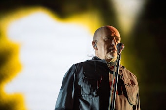 Sänger Peter Gabriel singt am 09.11.2014 beim Bürgerfest vor dem Brandenburger Tor in Berlin. Mit zahlreichen Veranstaltungen wird der 25. Jahrestag des Mauerfalls gefeiert. Foto: Bernd von Jutrczenka/dpa ++ +++ dpa-Bildfunk +++