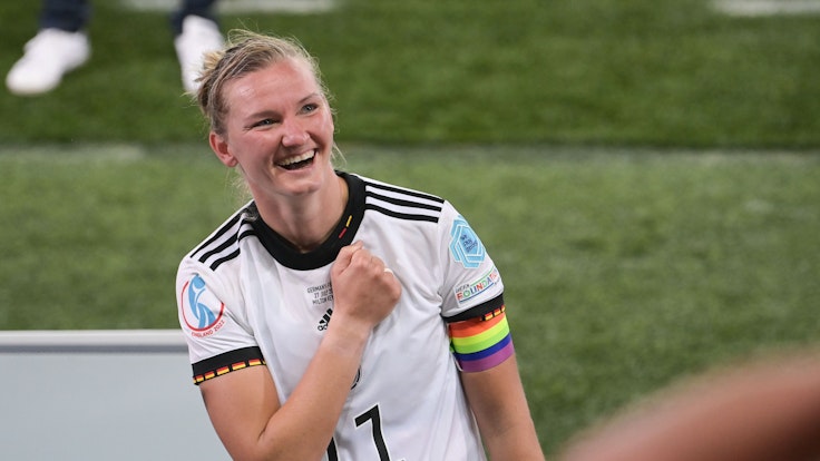 Alexandra Popp lächelt beim EM-Spiel gegen Frankreich in Richtung Tribüne.