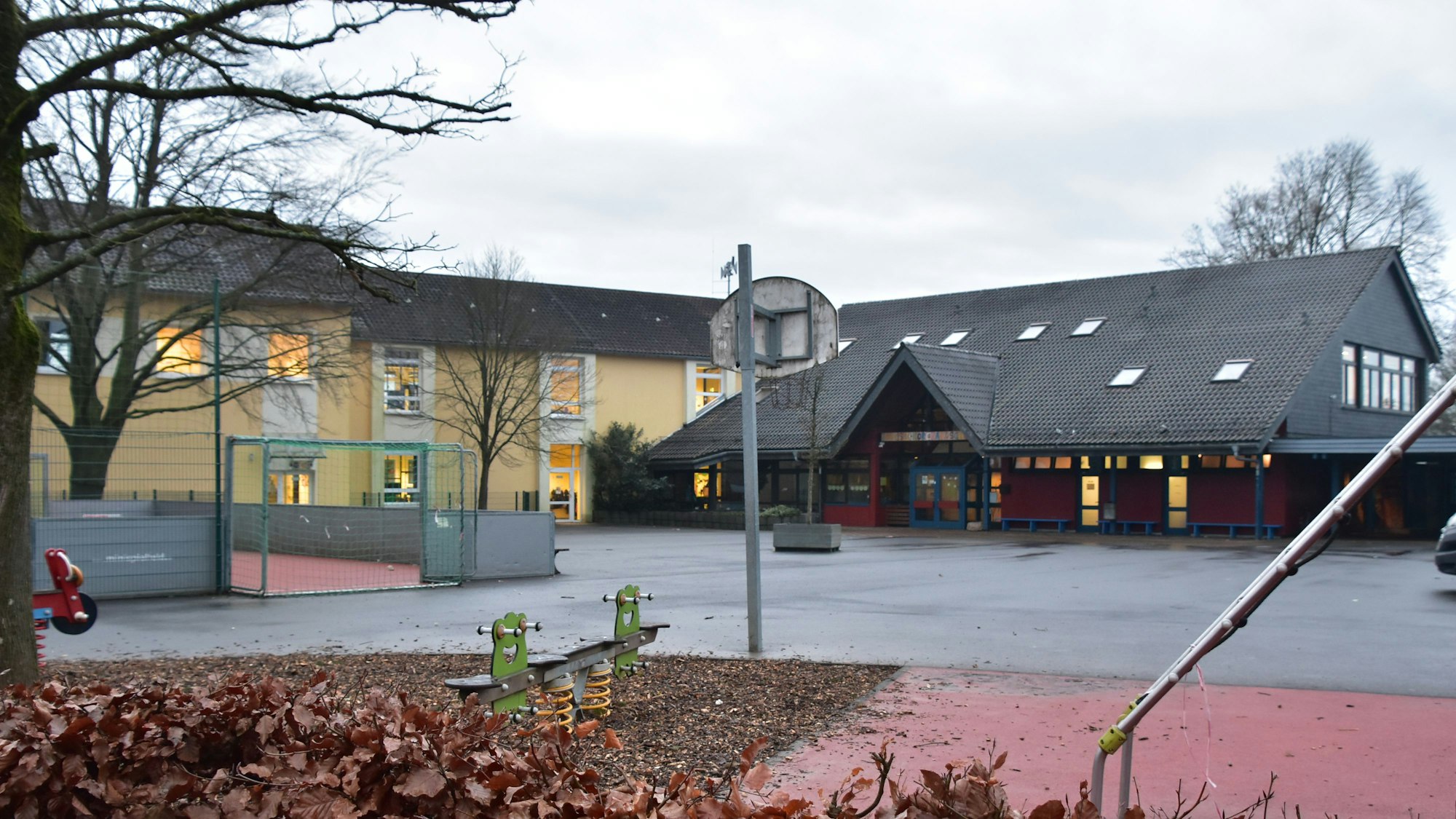 Der Schulhof der Janusz-Korczak-Grundschule in Much-Marienfeld ist leer, im Hintergrund sind die Schulgebäude zu sehen.