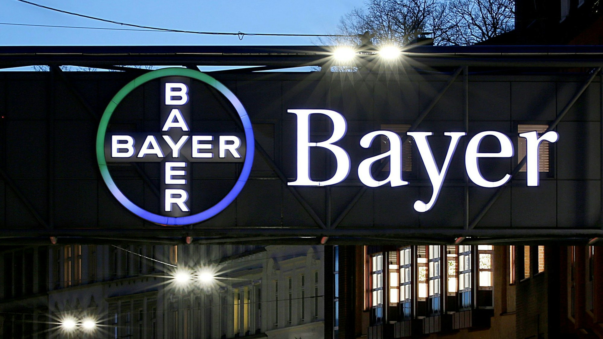 Wuppertal: Das Bayer-Kreuz leuchtet in der Dämmerung. (