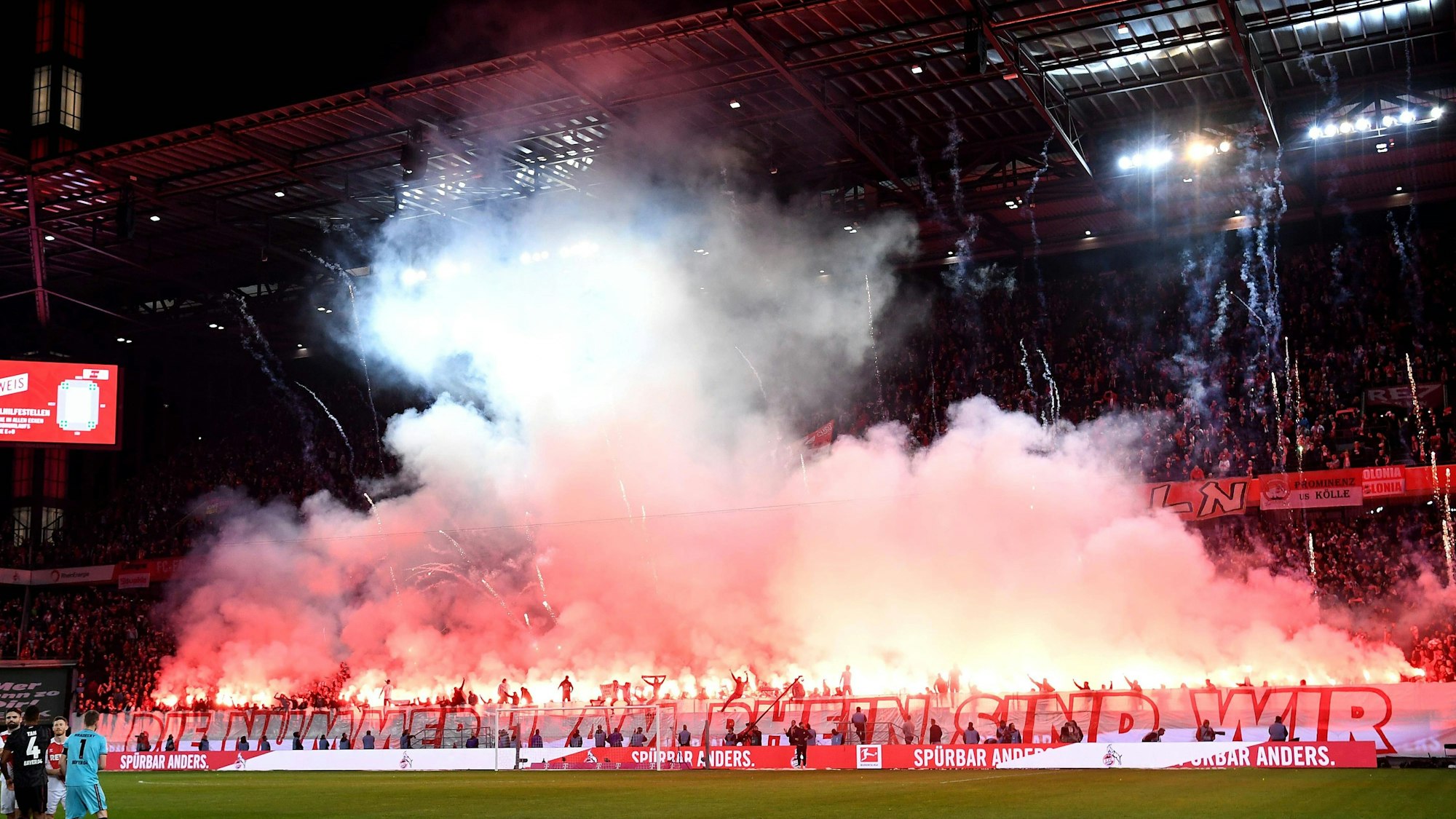 Fans des 1. FC Köln brennen vor dem Bundesliga-Spiel gegen Bayer Leverkusen am Mittwochabend (9. November 2022) massig Pyrotechnik ab und schießen Raketen in den Himmel.